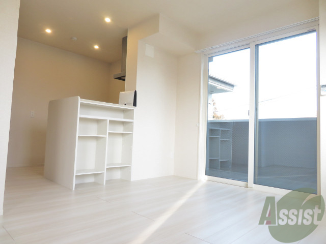 居室・リビング　こちらは綺麗なフローリングのお部屋ですね