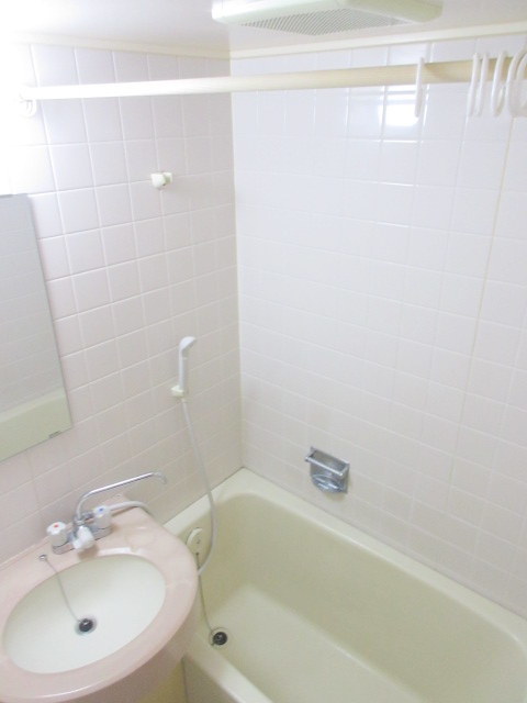 バス・シャワールーム　疲れた体を癒す浴室追い焚き機能付きバスルーム