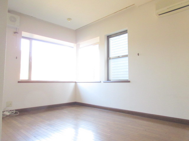 居室・リビング　出窓があり明るくお部屋が広々としております