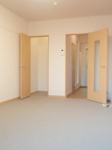 居室・リビング　収納もしっかりな居室♪（別アングル）