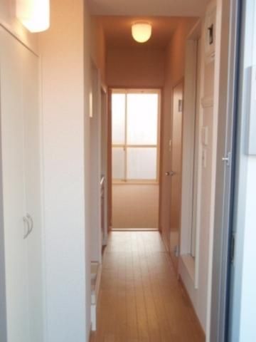 玄関　スラっと一直線、光射し込む玄関♪