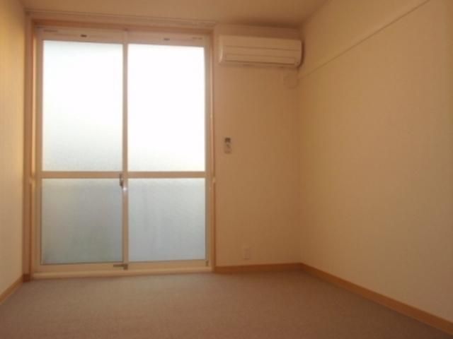 その他部屋・スペース　エアコンもあって窓も大きくて明るい居室♪