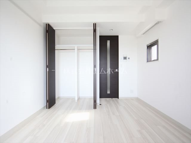 居室・リビング　洋室6.5帖　エアコン付　収納充実　バルコニーに面しています