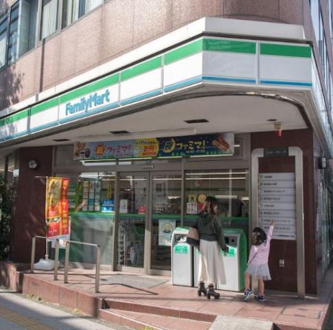 コンビニ　ファミリーマート目黒青葉台四丁目店（コンビニ）まで81m