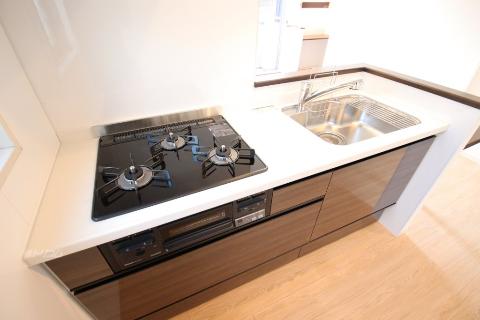 キッチン　ガスコンロとグリル付システムキッチン