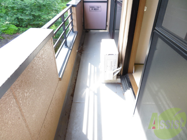 バルコニー　バルコニーは幅があり、広い印象を受けました。