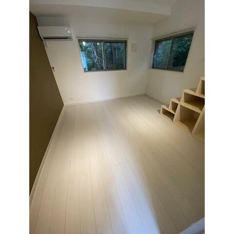 居室・リビング　2面採光の洋室♪