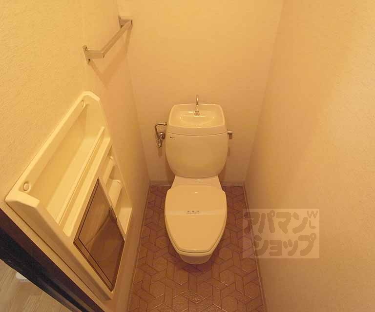 トイレ　便座前方は十分な広さです・