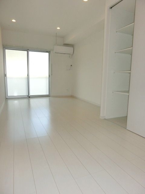 居室・リビング　エアコン付き　奥行きのある室内