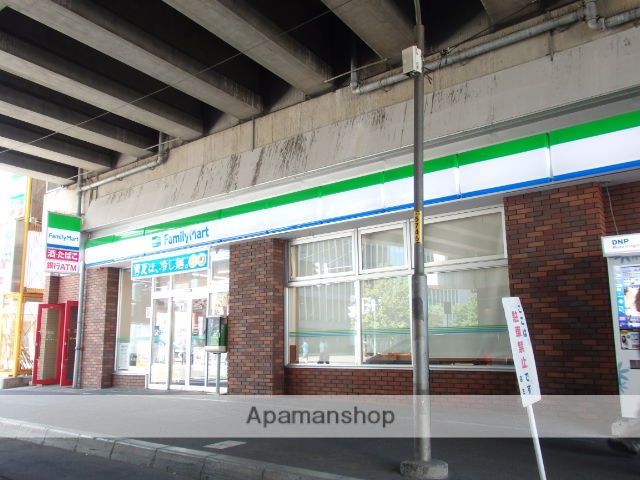 コンビニ　ファミリーマート（コンビニ）まで425m