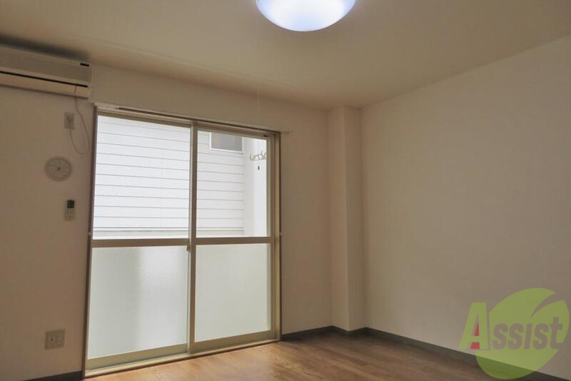 居室・リビング　南向きで陽当たり良好なリビング、照明も付いてます