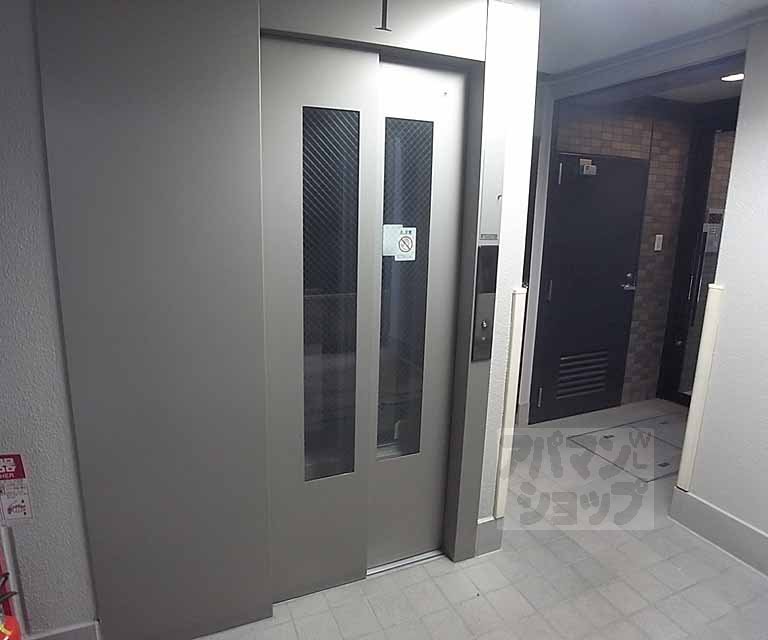 ロビー　エレベーター付き