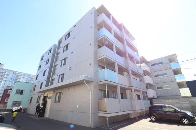 建物外観　５階建ての鉄筋造♪