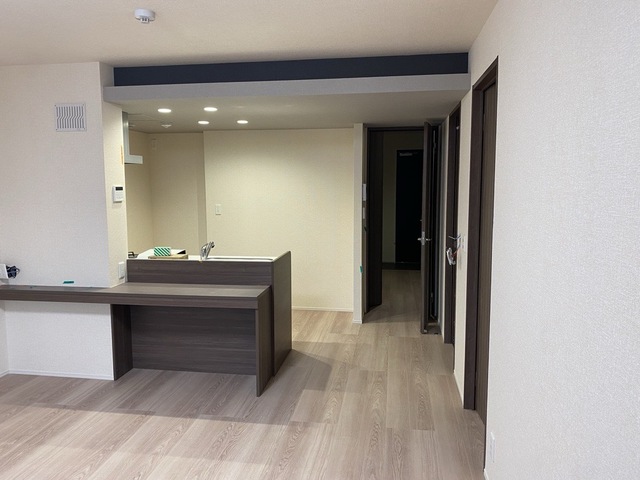 居室・リビング　※３０２号室の施工中写真です。壁紙や建具の色はお部屋よって異