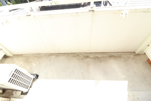 バルコニー　バルコニーがあるので洗濯物を太陽の下で干すことができます♪