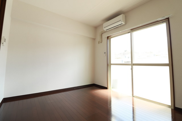 居室・リビング　南西向きで日当たり良好なお部屋！暖かな日差しが入ります♪