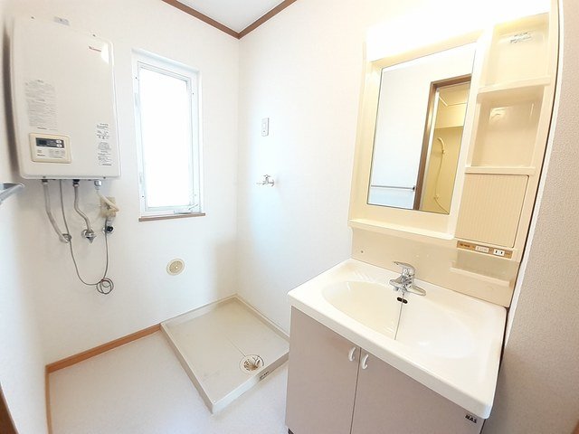 洗面設備　ゆったりとスペースのある洗面所