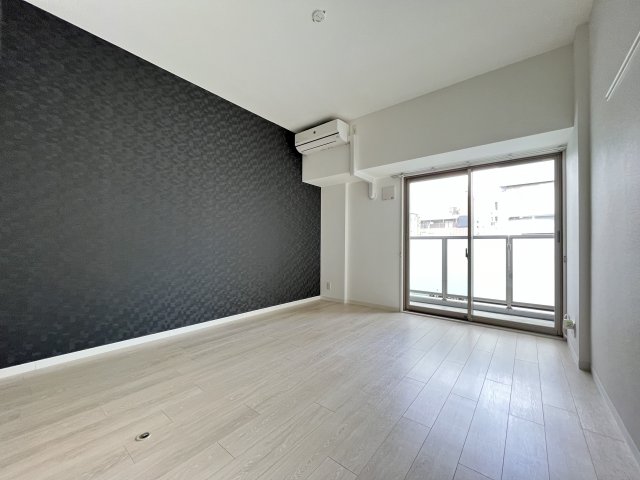 その他部屋・スペース　落ち着いた色調の寝室です