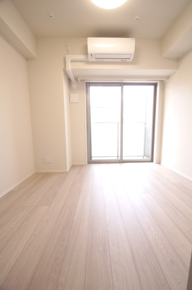 居室・リビング　「落ち着いた色合いの床材を使用した居住空間」