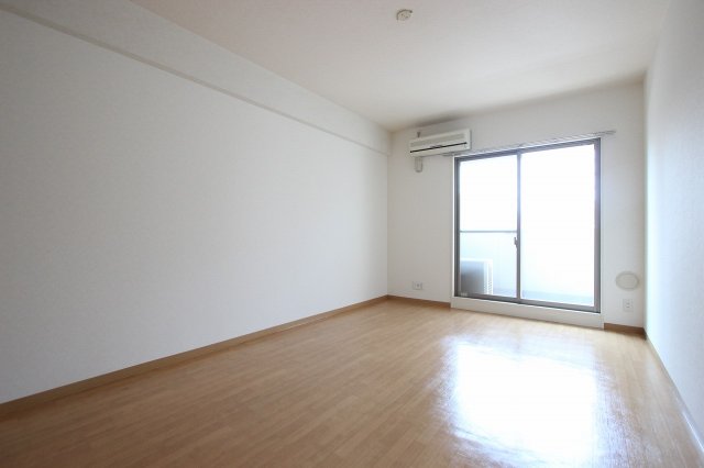 居室・リビング　同物件別号室のものです。