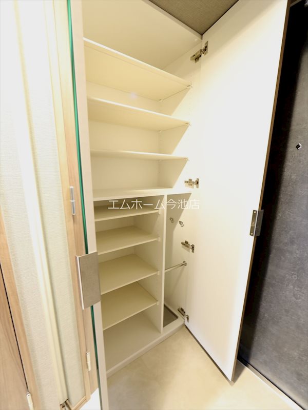 玄関　玄関（シューズボックス充実）