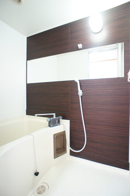 バス・シャワールーム　アクセントパネル仕様なので、オシャレなバスルームです♪