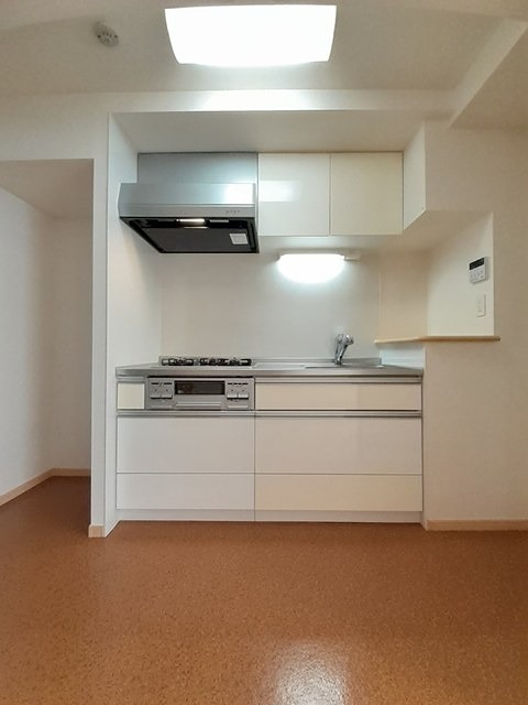 キッチン　3口ガスコンロ付きのキッチンです。