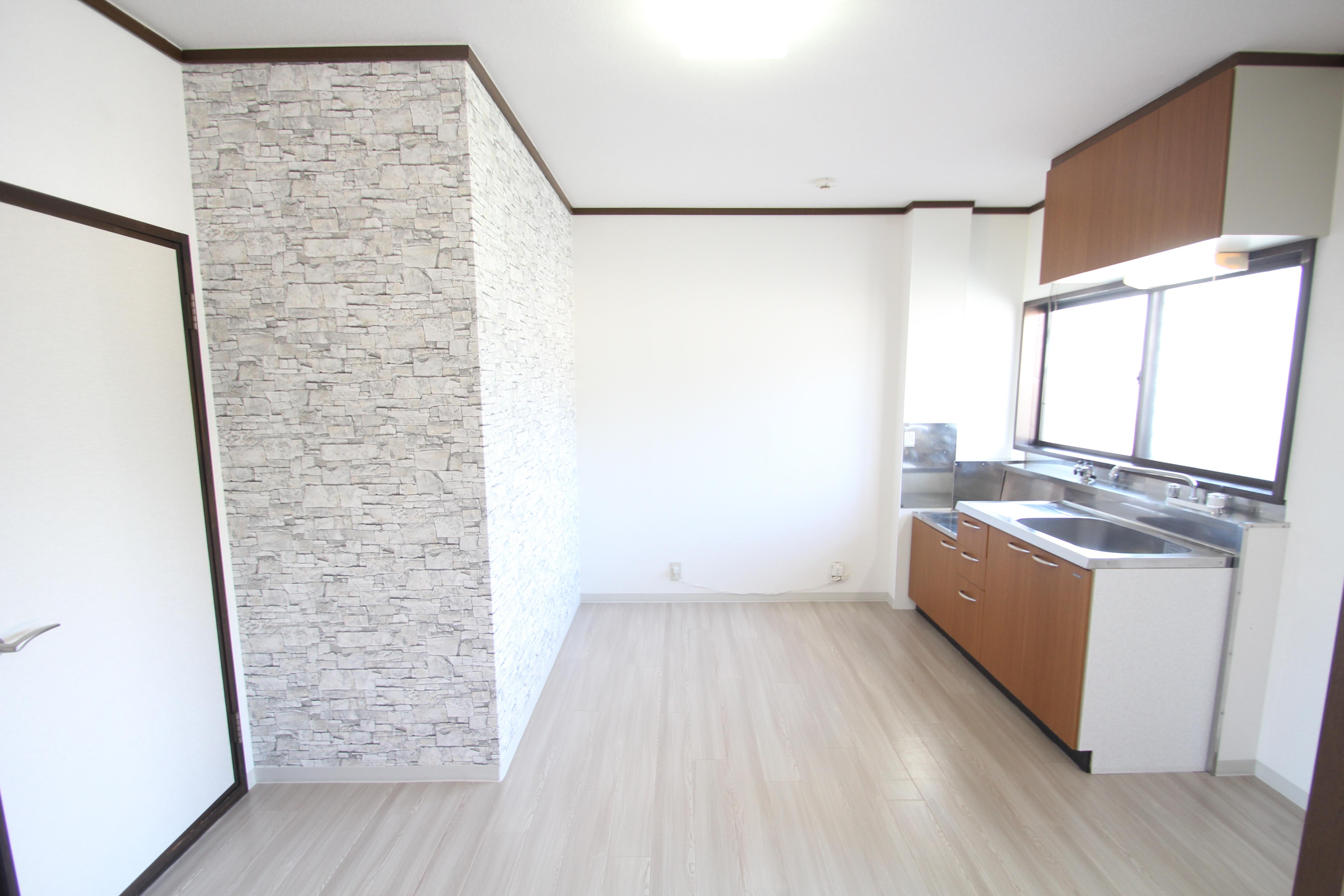 居室・リビング　レンガ調の壁がいがおしゃれなリビング！