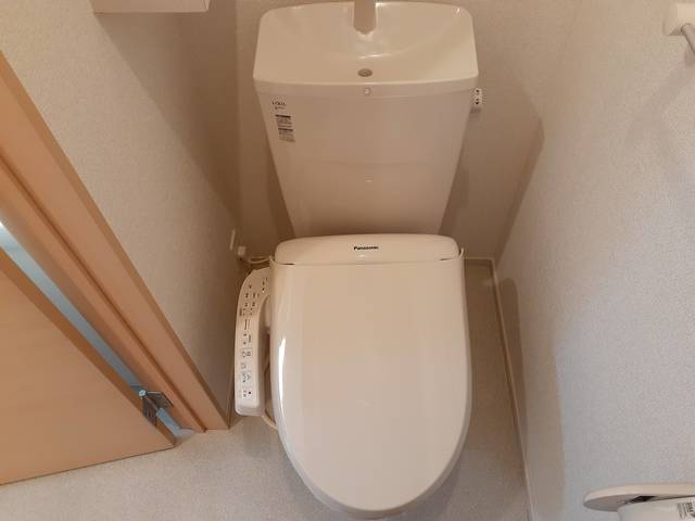 トイレ　ウォシュレット完備。暖房便座なので寒い冬でも心地よく座れます