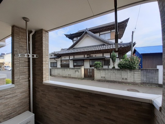 バルコニー　小ぶりながらも専用のベランダありで洗濯物干し◎