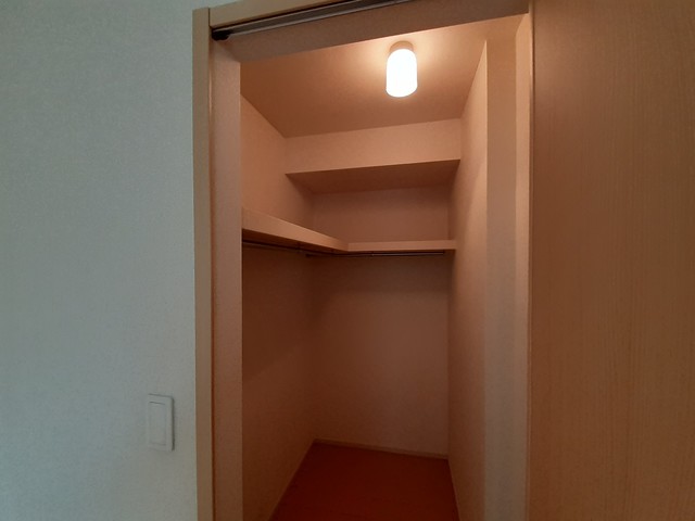 収納　人気のWIC付きです。洋服もかけてしまえます。