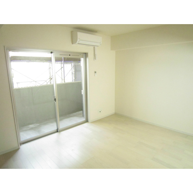 バルコニー　床もホワイトで明るいです。