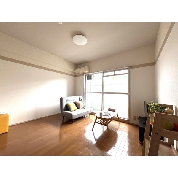 居室・リビング　家具はつきません。