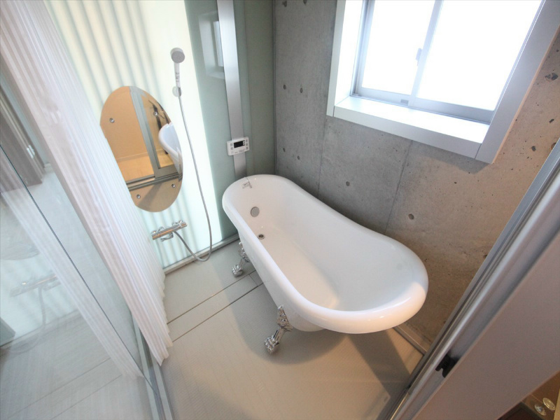 バス・シャワールーム　浴室暖房乾燥機付　追い焚き付お風呂　オシャレな猫足バス