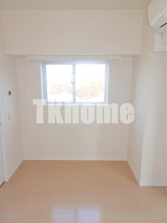 その他部屋・スペース　明るい南向き。フローリング６帖