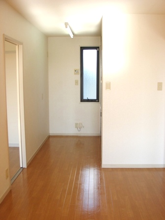 キッチン　リビング側からのキッチン