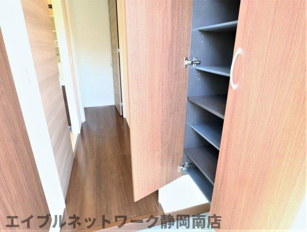 玄関　シューズボックス付きの玄関です