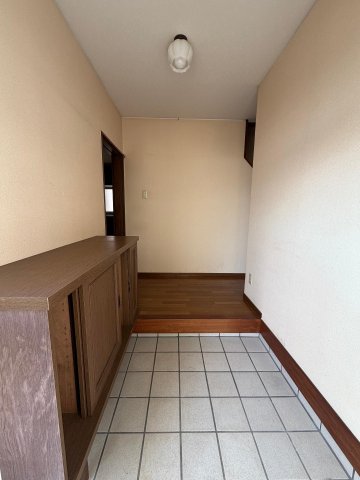 玄関　収納棚付