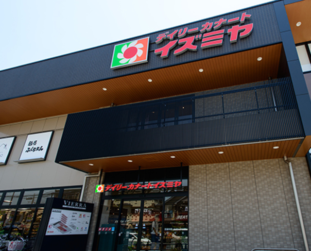 スーパー　イズミヤ茨木店（スーパー）まで852m