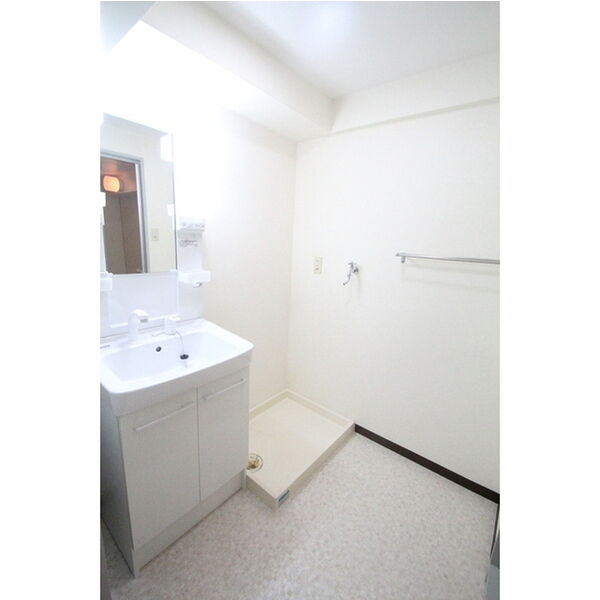 その他　洗面所内に洗濯機置場あり！