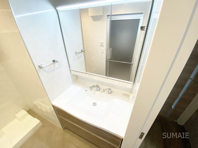 洗面設備　三面鏡タイプの洗面台です！