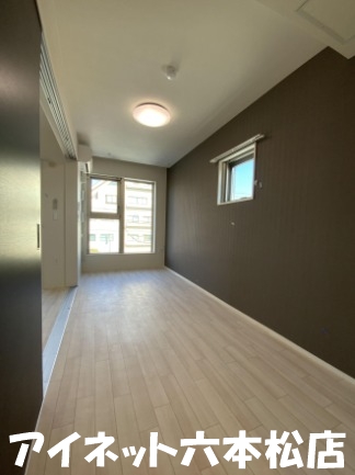 居室・リビング　広々とした明るいリビングです。