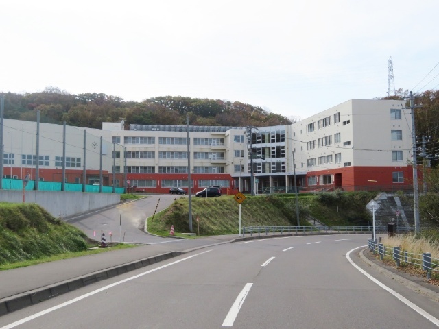 中学校　室蘭市立室蘭西中学校（中学校）まで948m