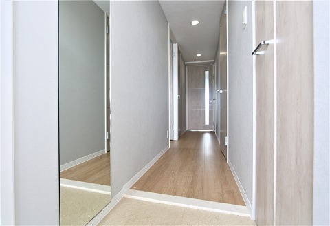 玄関　姿見鏡もついています