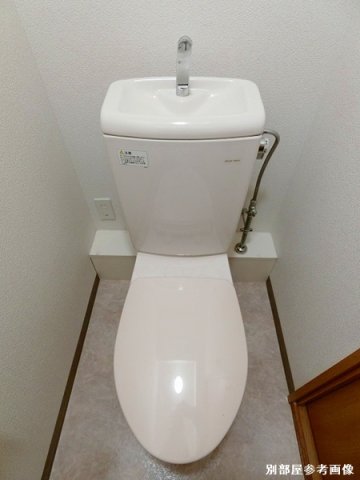 トイレ　便利な上部棚付き♪