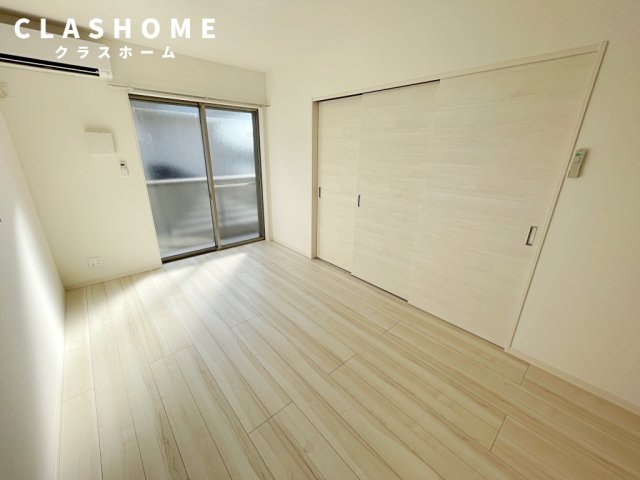 居室・リビング　同物件の別部屋になります。