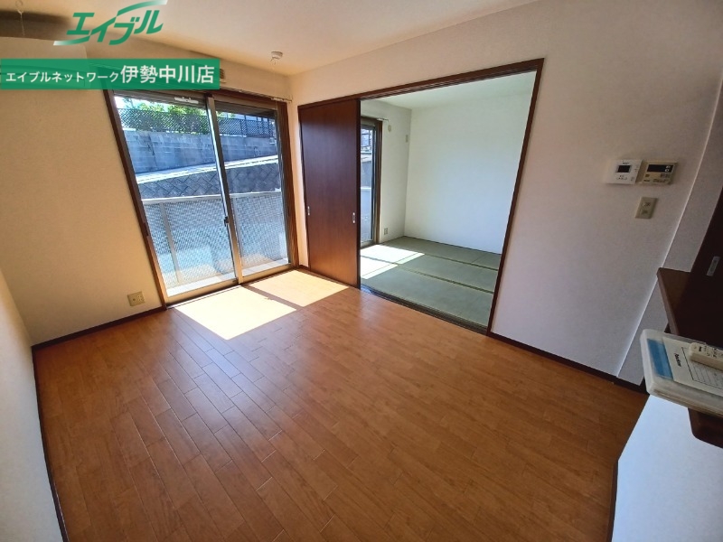 居室・リビング　同型タイプのお部屋になります。