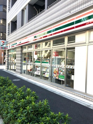 コンビニ　セブンイレブン千代田鍛冶町2丁目店（コンビニ）まで120m