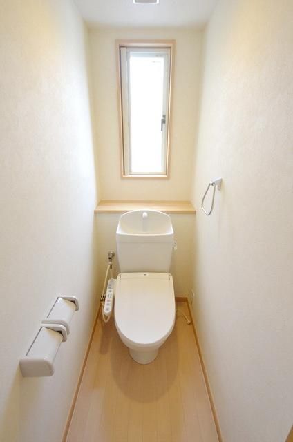 トイレ　★綺麗なおトイレ小窓付き♪★