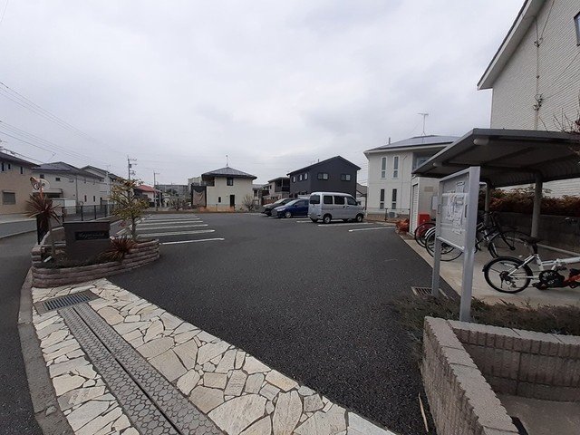 駐車場　駐車場があるので、車を買う予定の方も安心です